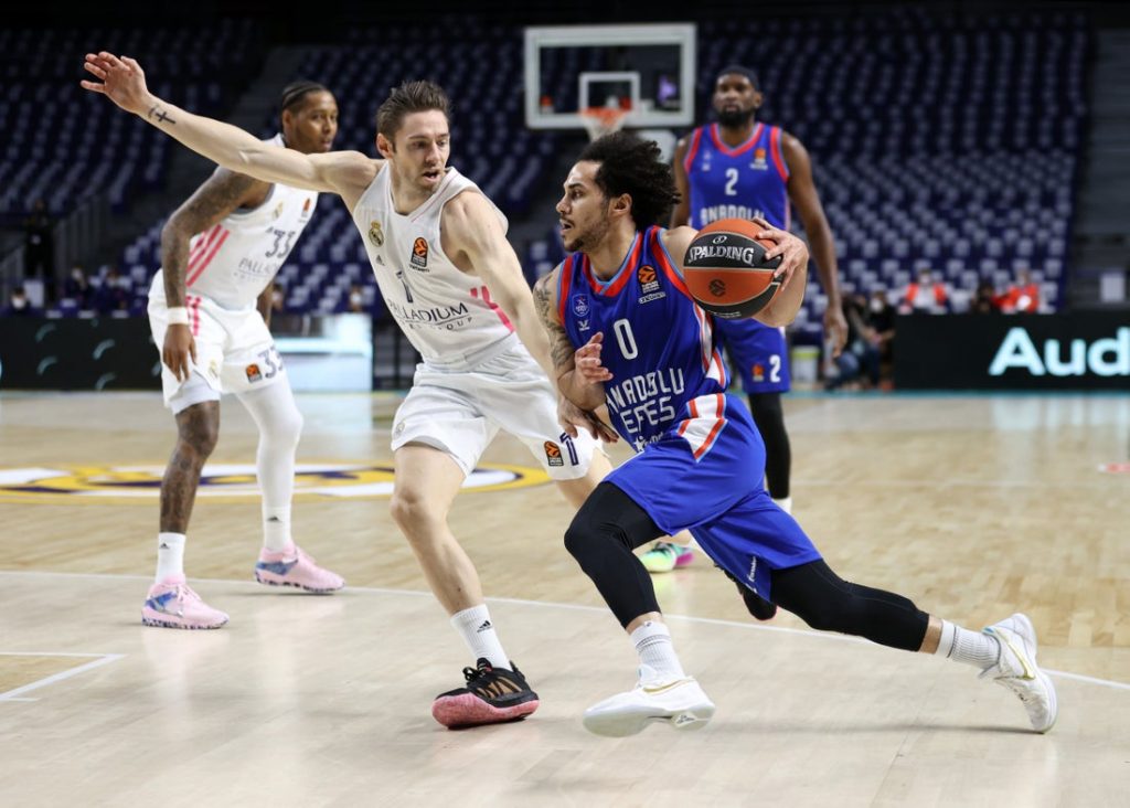 ANADOLU EFES YİNE ŞAŞIRTTI