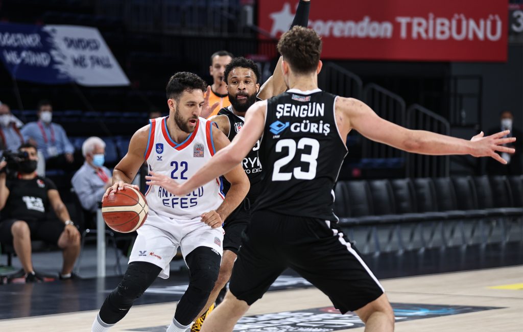 ANADOLU EFES BEŞİKTAŞ KARŞISINDA ÖNE GEÇTİ