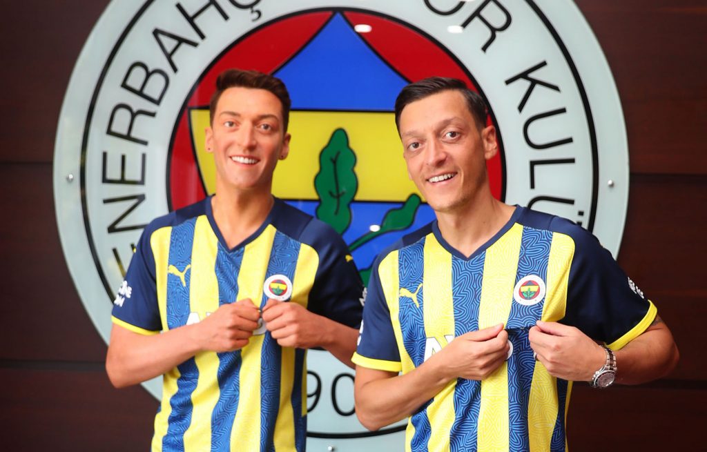 MESUT ÖZİL HEYKELİYLE BULUŞTU