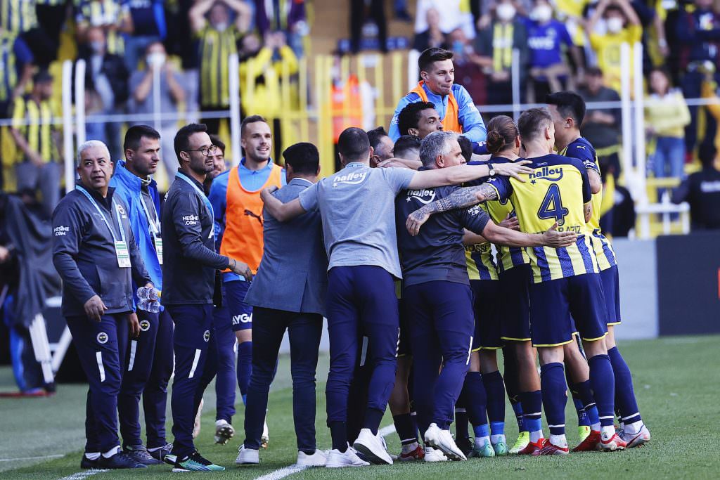 FENERBAHÇE ZİRVEYİ SEVDİ
