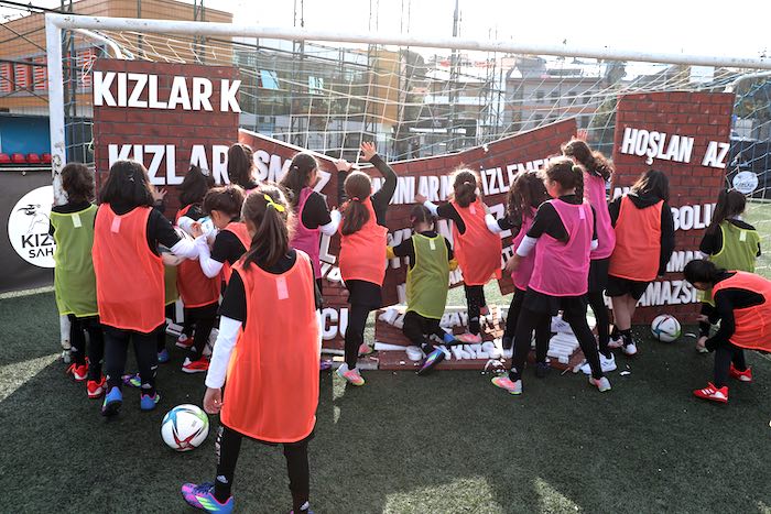 KIZ ÇOCUKLARI ÖNYARGILARA İLK ŞUTUNU ATIYOR