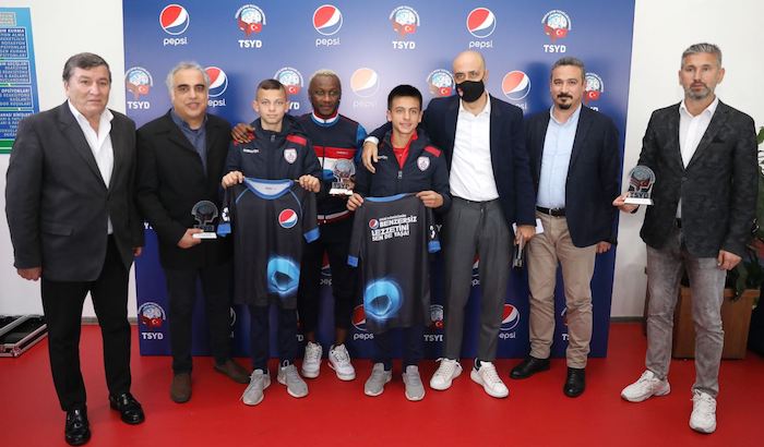 FUTBOLUN EFSANELERİ GENÇ FUTBOLSEVERLERLE İZMİR’DE BULUŞTU