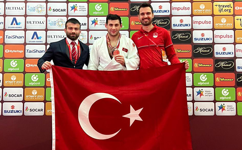 VEDAT ALBAYRAK’TAN GÜMÜŞ MADALYA