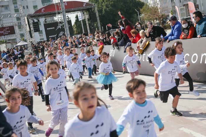 “RUNTALYA PRESENTED BY FRAPORT TAV” RENKLİ GÖRÜNTÜLERLE BAŞLADI