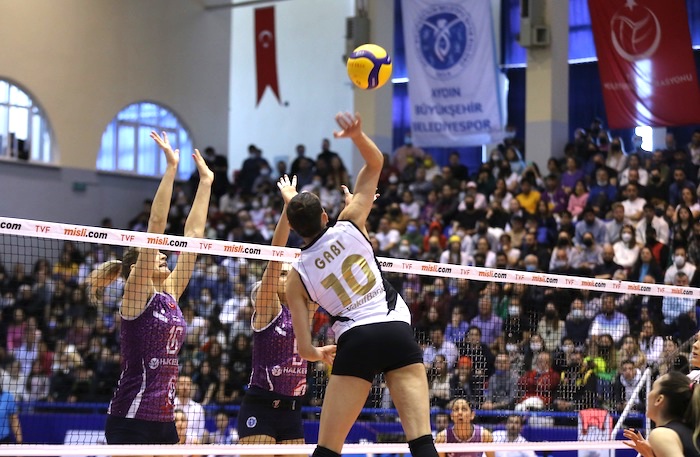 VAKIFBANK NORMAL SEZON LİDERLİĞİNİ GARANTİLEDİ