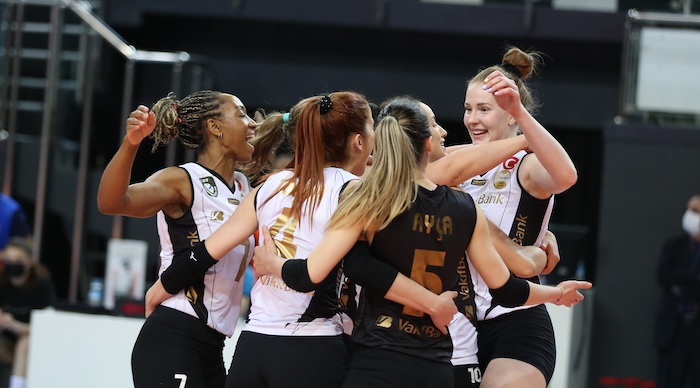 LİDER VAKIFBANK NORMAL SEZONU GALİBİYETLE KAPATTI