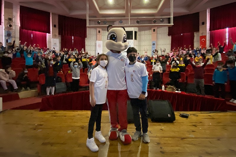 OLİ İZMİR’DE ÇOCUKLARA SPOR KÜLTÜRÜ AŞILADI