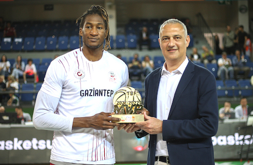 ING Basketbol Süper Ligi’nde Sezonun En Değerli Oyuncusu Alpha Kaba ödülünü aldı