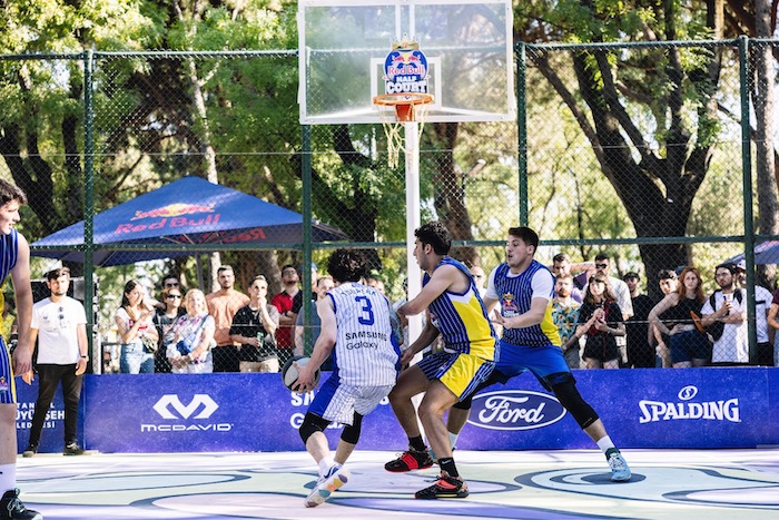 Red Bull Half Court Türkiye Finali Galaxy S Pen ile tasarlanan sahada gerçekleşti!