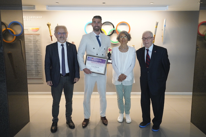 JAMES GIBSON MBE ŞEREF DİPLOMASI ÖDÜLÜNÜ ALDI