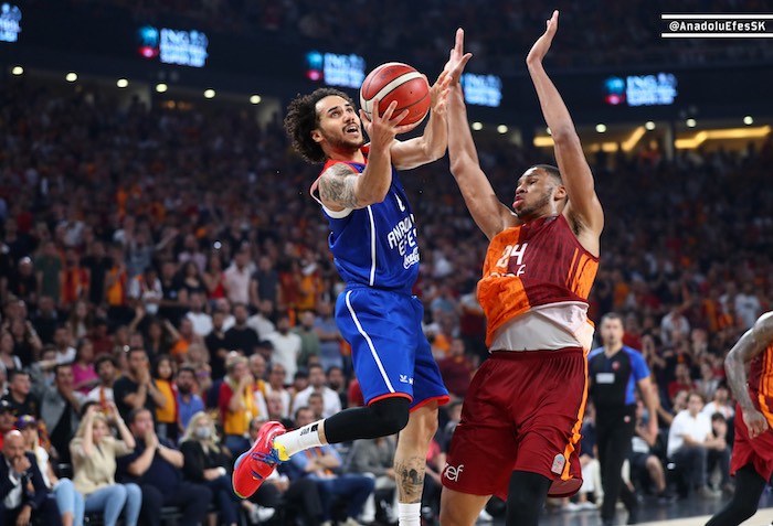 ANADOLU EFES SERİDE 2-1 ÖNE GEÇTİ