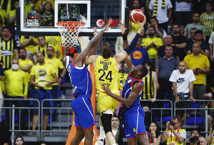 FENERBAHÇE BEKO SERİDE 1-0 ÖNE GEÇTİ