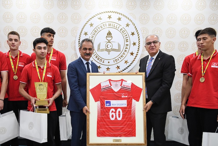 Milli Eğitim Bakanı Özer, TVF Başkanı Üstündağ ve Dünya Şampiyonu Voleybolcuları kabul etti