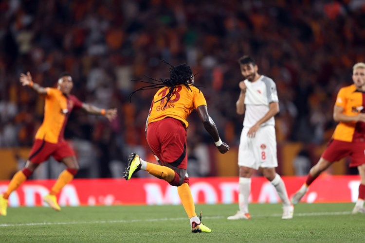 GALATASARAY’I GOMİS KURTARDI!