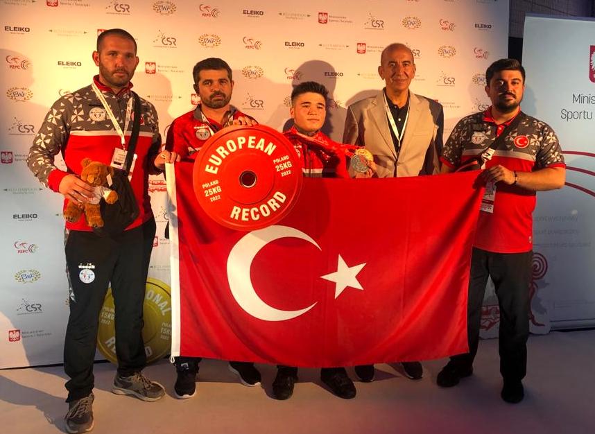 HALTERDE REKORLA GELEN GÜMÜŞ