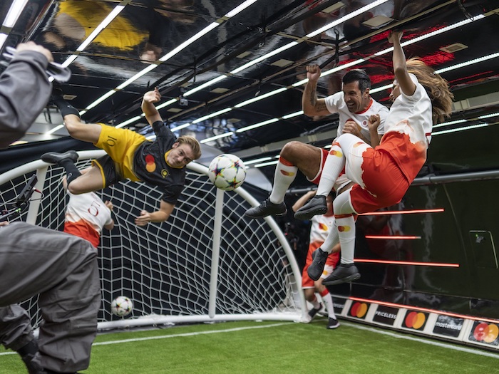 <strong>Mastercard, Luis Figo ile dünya rekoru kırdı</strong><strong></strong>