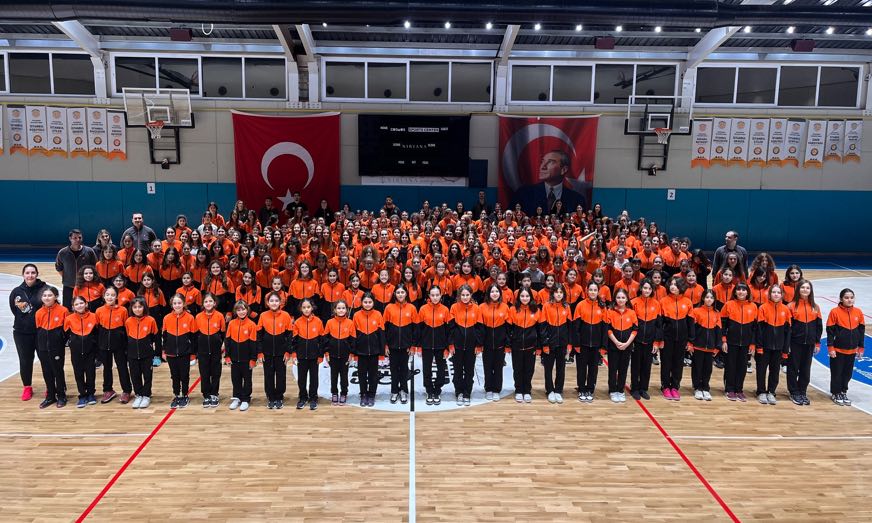 Eczacıbaşı, Geleceğe Smaç Projesinin Sporcularını buluşturdu