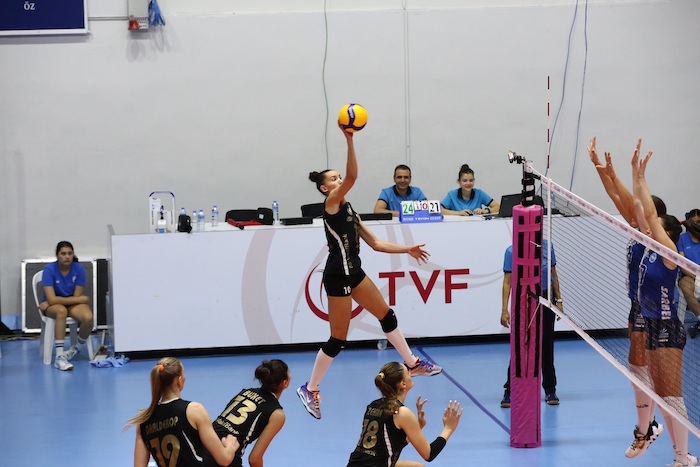<strong>VakıfBank, Sarıyer deplasmanında set vermedi</strong><strong></strong>