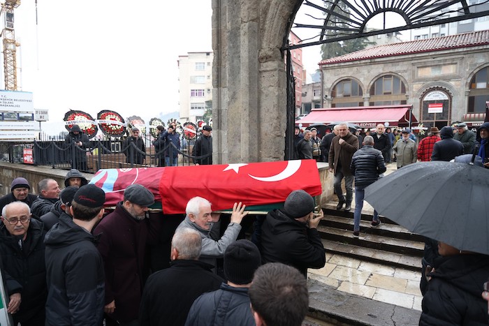 Trabzonspor’un efsanesi Ahmet Suat Özyazıcı, son yolculuğuna uğurlandı