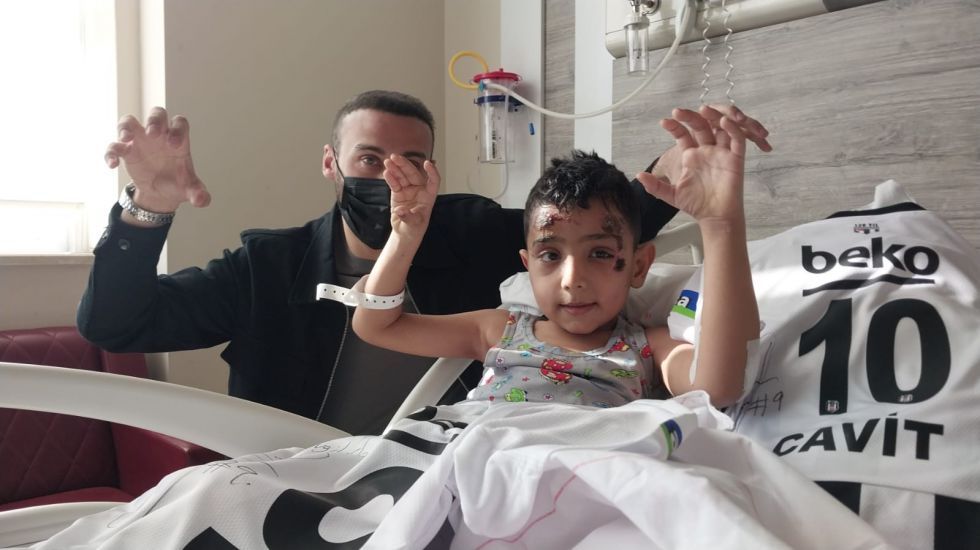 Cenk Tosun minik depremzede Cavit’i hastanede ziyaret etti
