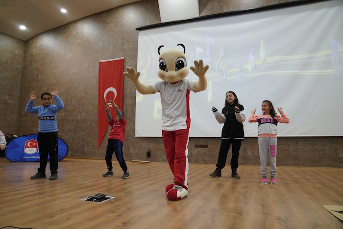OLİ Eskişehir’de depremden etkilenen çocuklarla bir araya geldi
