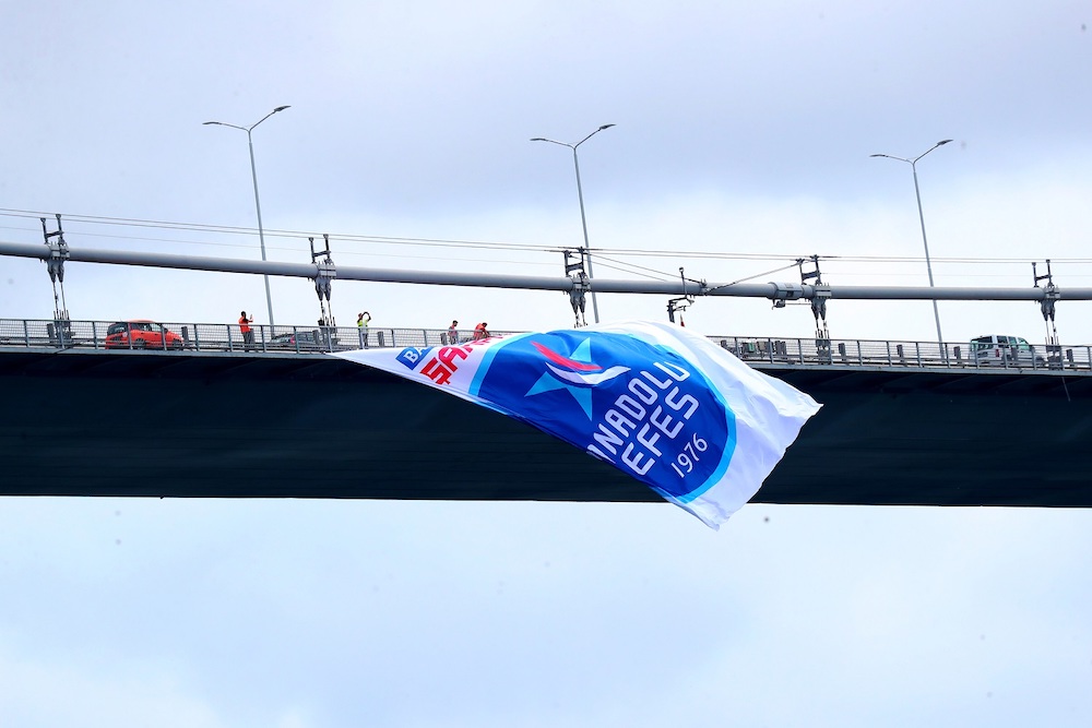 Anadolu Efes’in Bayrakları yeniden İstanbul Boğazı’nda