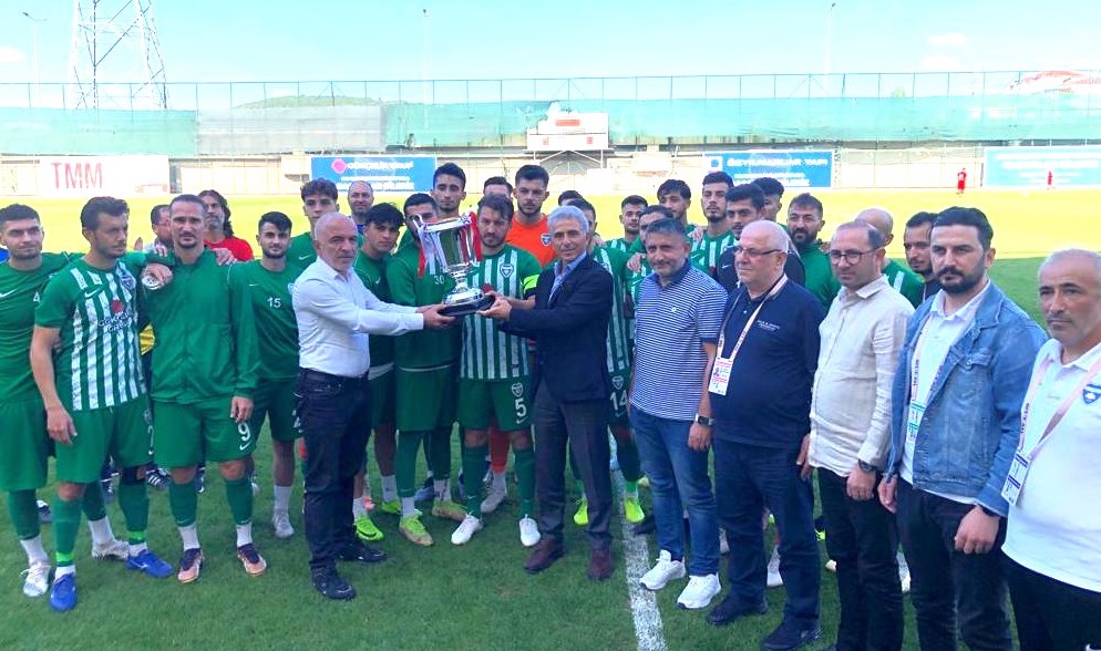 Sultanbeyli Belediye Spor’un Kupasını Ali Düşmez Verdi