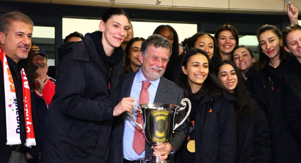 ŞAMPİYON ECZACIBAŞI YURDA DÖNDÜ