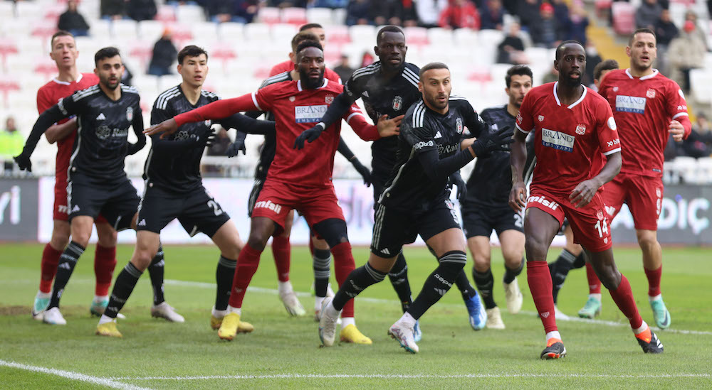 BEŞİKTAŞ’TA DÜŞÜŞ SÜRÜYOR!