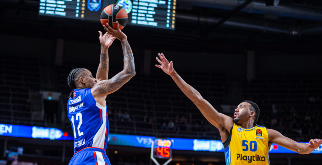 ANADOLU EFES GALİBİYETLE DÖNDÜ