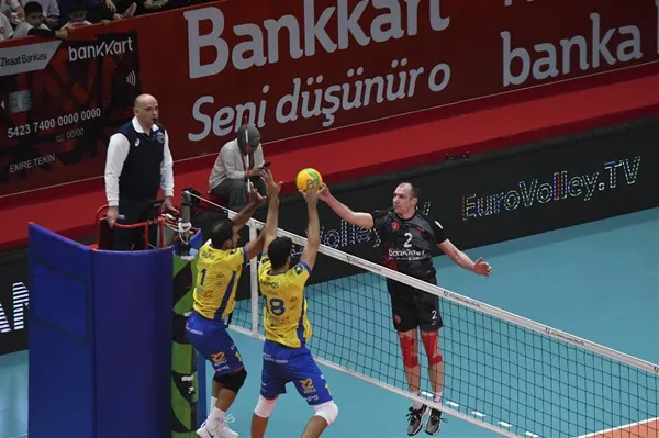 ZİRAAT BANKKART ALTIN SET’LE YARI FİNALDE