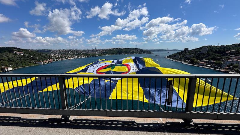 Boğaziçi’nde Fenerbahçe Beko Bayrakları Dalgalanıyor