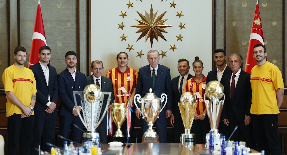 G.SARAY KUPALARINI SARAY’A GÖTÜRDÜ
