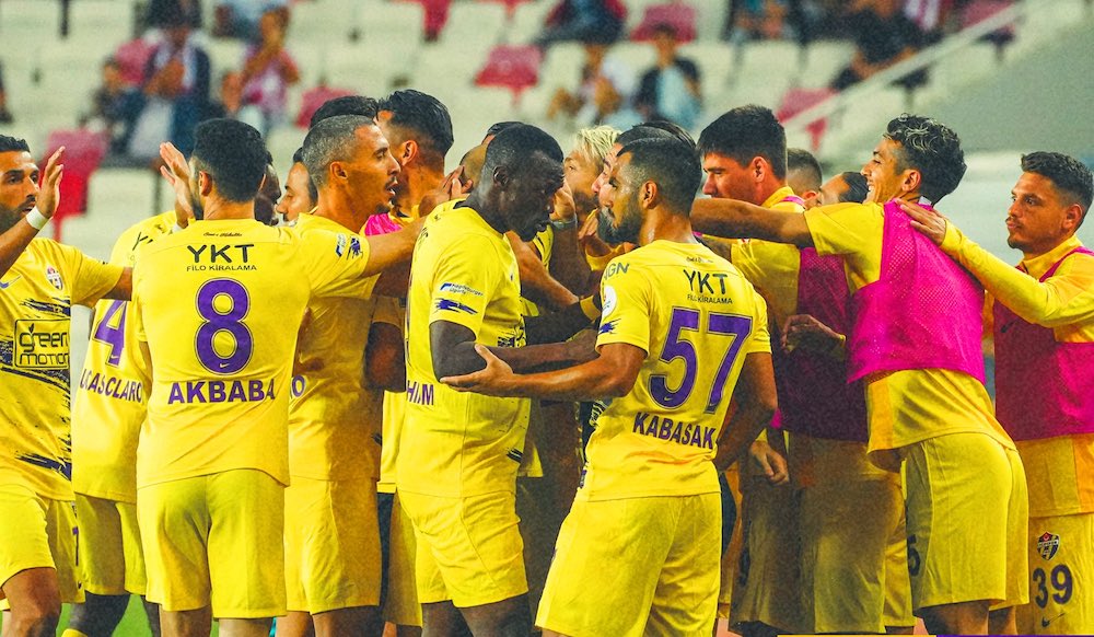 EYÜPSPOR MAÇ FAZLASIYLA LİDER!