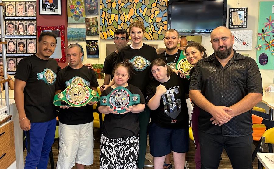 Şampiyon Boksörlerden Down Sendromlulara Anlamlı Ziyaret