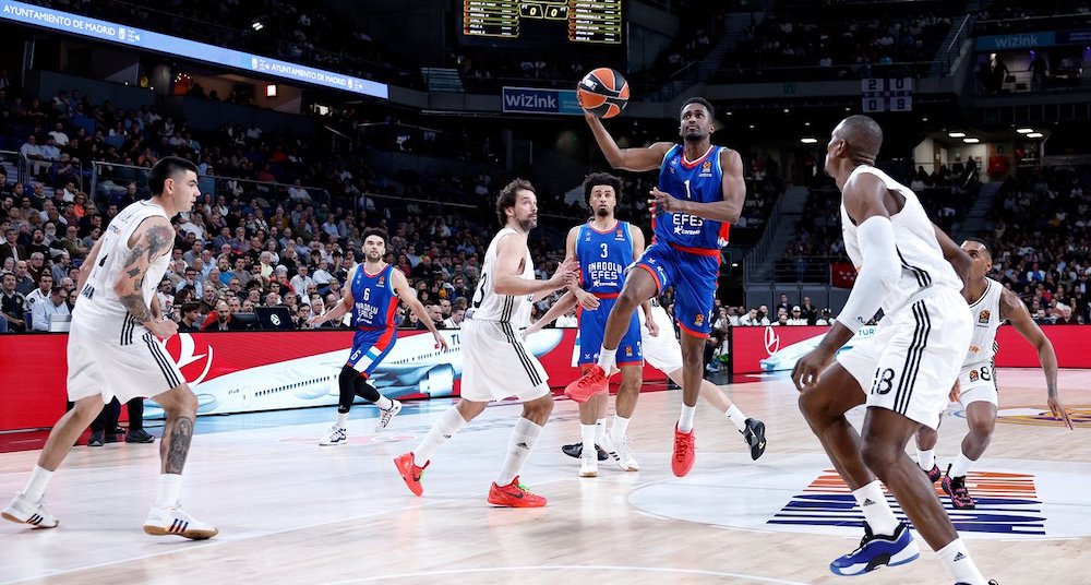 ANADOLU EFES REAL’İ EVİNDE DEVİRDİ