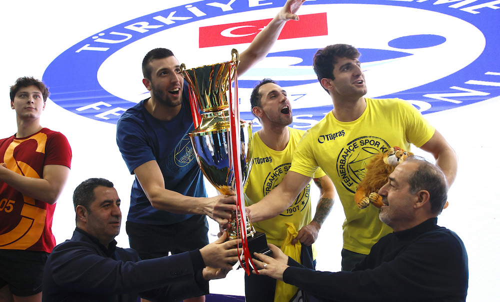 HAVUZDA KUPALARA FENER AMBARGOSU!