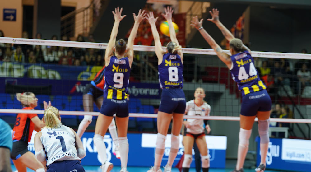 FENERBAHÇE FİLEDE LİDERLİĞE DEVAM
