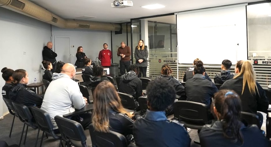 Merve Öztopaloğlu, Beşiktaş Kadın Futbol Takımıyla Buluştu