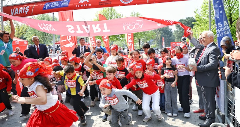 Binlerce Çocuk 23 Nisan Coşkusuyla Koştu