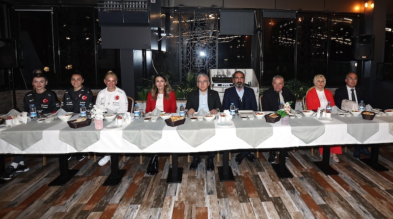 Sivas Valisi Şimşek’ten A Millî Kadın Futbol Takımı’na Yemek