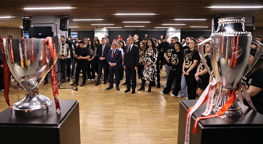 G.SARAY AİLESİ ÇİFTE KUPAYI KUTLADI