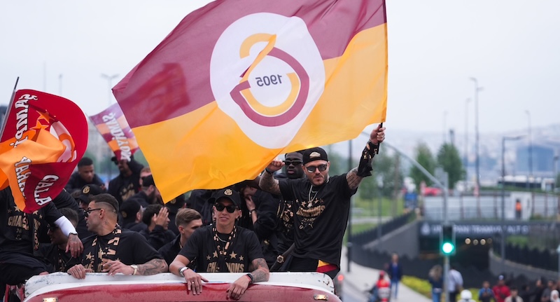 G.SARAY 25. ŞAMPİYONLUĞU KUTLADI