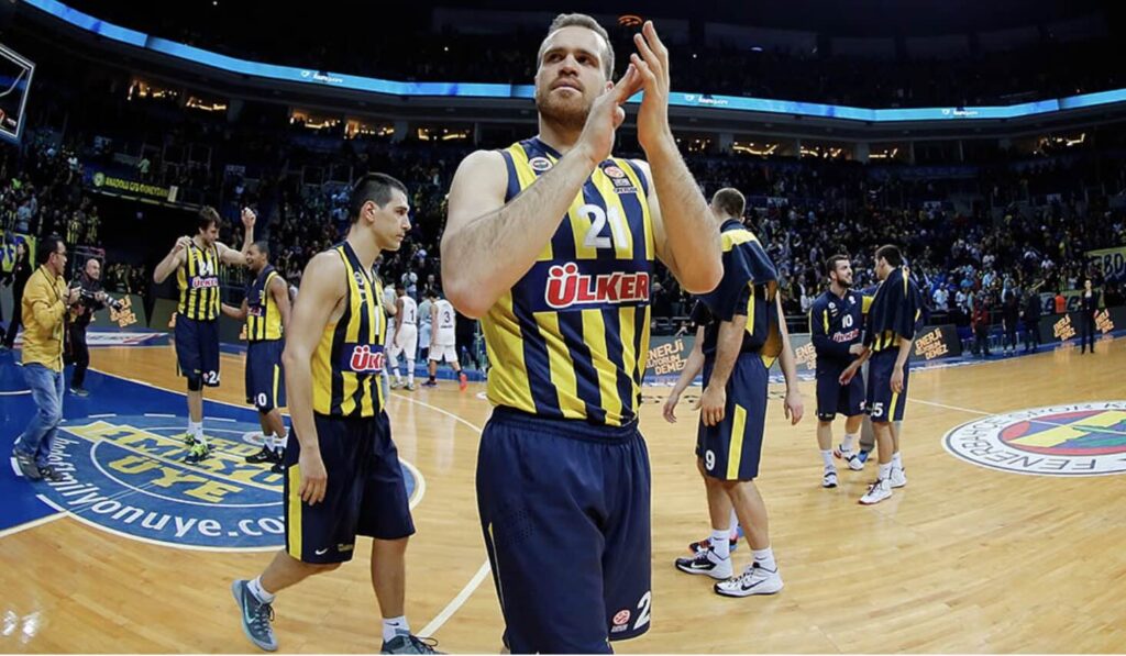 OĞUZ SAVAŞ PARKELERE VEDA ETTİ