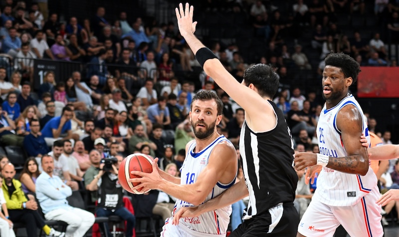 ANADOLU EFES ÜSTÜNLÜĞÜ YENİDEN ALDI