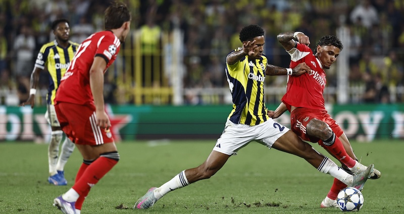 FENERBAHÇE TURU ZORA SOKTU!