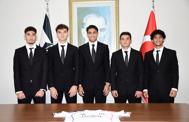 Genç Kartallar Profesyonel Sözleşme İmzaladı