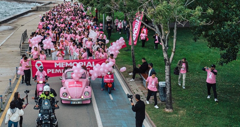 Meme Kanseri Farkındalığı İçin Binlerce Adım Yürüyüş