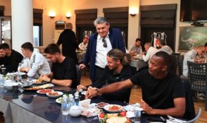 ADALI DERBİ ÖNCESİ TAKIMLA BULUŞTU