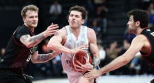 ANADOLU EFES EVİNDE FARKLI KAZANDI
